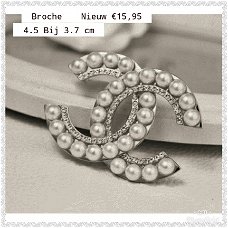 CHANEL BROCHE MET PARELS EN KRISTAL