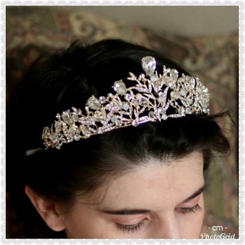 TIARA MET KRISTAL DRUPPELS EN SWAROVSKI KRISTAL KRALEN GOUDKLEUR BRUID - 2