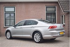 Volkswagen Passat - 1.6 TDI 120pk H6 Highline Executive Led Ecc Pdc Leder Navigatie