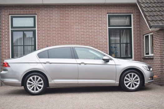 Volkswagen Passat - 1.6 TDI 120pk H6 Highline Executive Led Ecc Pdc Leder Navigatie - 1