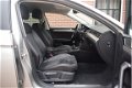 Volkswagen Passat - 1.6 TDI 120pk H6 Highline Executive Led Ecc Pdc Leder Navigatie - 1 - Thumbnail