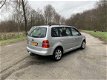 Volkswagen Touran - 1.6-16V FSI Highline AUTOMAAT LEDER CLIMATRONIC XENON PDC NIEUWSTAAT - 1 - Thumbnail