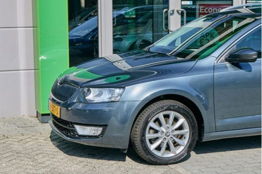 Skoda Octavia Combi - 1.6 TDI 115 pk Ambition Business | navigatie | half leder | sportstuur | stoel - 1