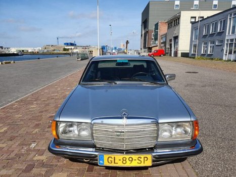 Mercedes-Benz 280 - (W123) CE - 1