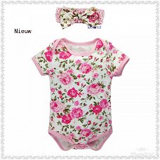 BABY ROMPER MET ROZEN EN HAARBAND MAAT 68/74