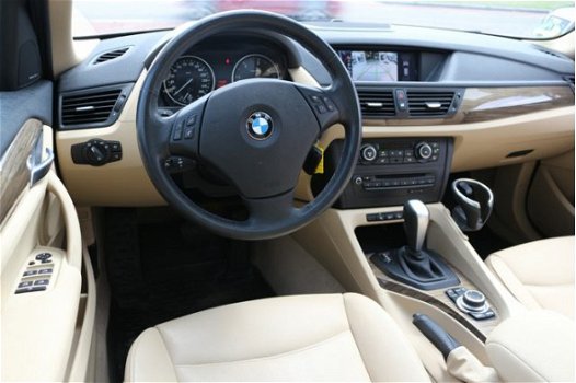 BMW X1 - 2.3D XDRIVE BUSINESS Panoramadak HarmanKardon Leer Navi Stoelverw. FULL 204PK - 1