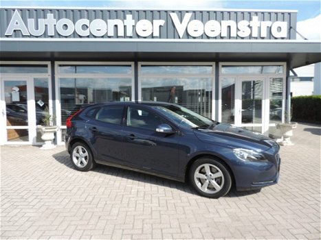 Volvo V40 - 2.0 D4 Momentum Business 50 procent deal 5975, - ACTIE LED / Bluetooth / Navi / Clima / - 1