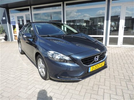 Volvo V40 - 2.0 D4 Momentum Business 50 procent deal 5975, - ACTIE LED / Bluetooth / Navi / Clima / - 1