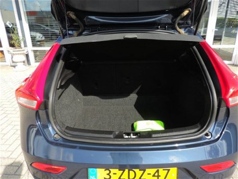 Volvo V40 - 2.0 D4 Momentum Business 50 procent deal 5975, - ACTIE LED / Bluetooth / Navi / Clima / - 1