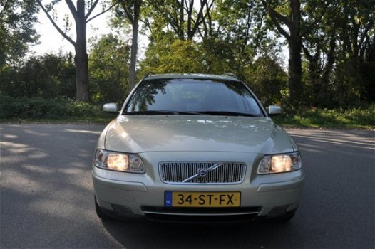 Volvo V70 - 2.4 Momentum NAVIGATIE/AIRCO/CRUISE NETTE STAAT - 1