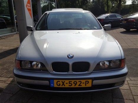 BMW 5-serie - 528I 193PK STEPTRONIC | YOUNGTIMER | CLIMA | SCHUIFDAK | 16''LM | ELEK.RAMEN+SPIEGELS - 1