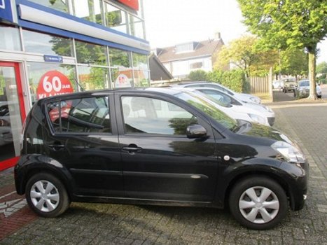 Daihatsu Sirion 2 - 1.3-16V Prestige AUTOMAAT | dealer NL auto | airco | keurig exemplaar - 1