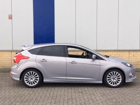 Ford Focus - 1.6 182PK 5 Deurs met volledig Styling Pack - 1