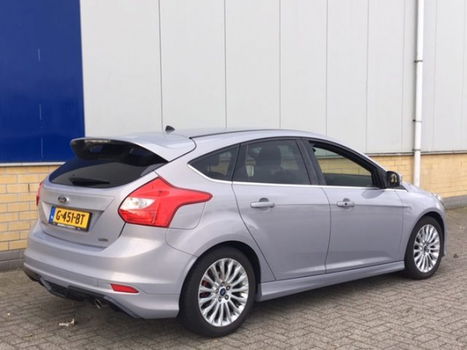 Ford Focus - 1.6 182PK 5 Deurs met volledig Styling Pack - 1