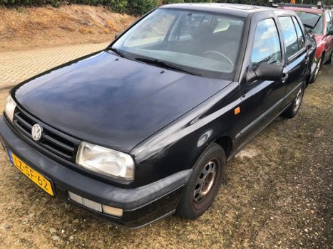 Volkswagen Vento - 1.8 GL - 1