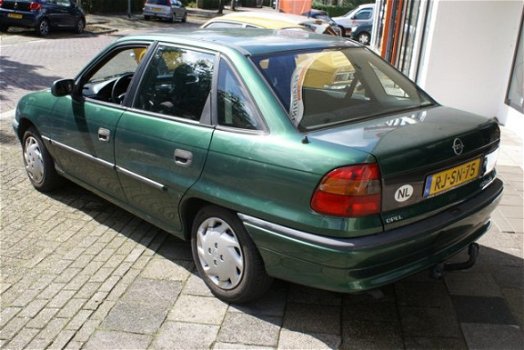 Opel Astra - 1.6i Season APK tot 16-09-2020 - 1