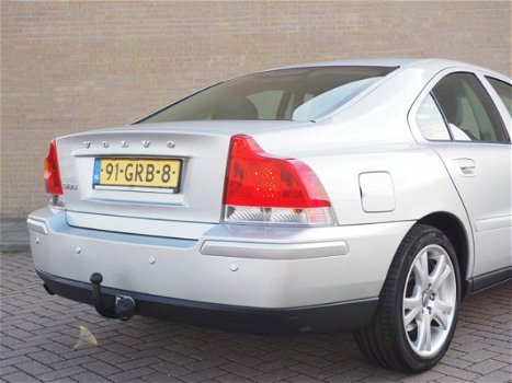 Volvo S60 - 2.4 Drivers Edition | Automaat | Navigatie | Stoelverwarming | Xenon | Leer | Slechts 87 - 1