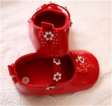 BABY SCHOENEN IN ROOD LAK MET WITTE BLOEMEN EN KRISTAL MAAT 18/19