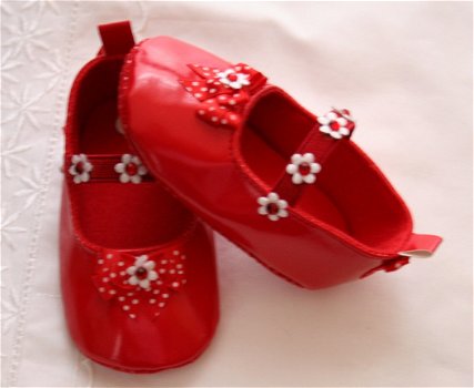 BABY SCHOENEN IN ROOD LAK MET WITTE BLOEMEN EN KRISTAL MAAT 18/19 - 2