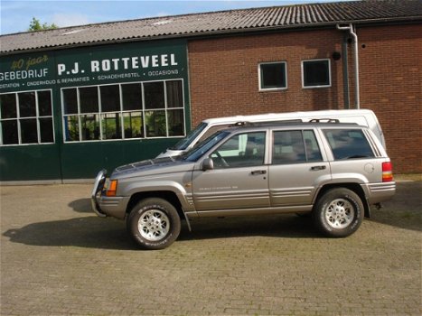 Jeep Grand Cherokee - 4.0i Laredo luxe auto met eventueel chromen sidebars aanwezig - 1