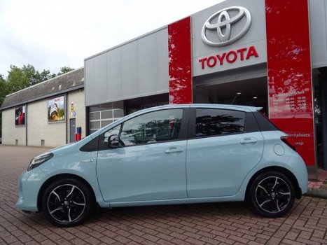 Toyota Yaris - 1.5 Hybrid Dynamic / Unieke kleur Aqua Therese / Navigatie / Panoramadak / Keyless En - 1