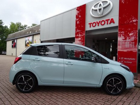 Toyota Yaris - 1.5 Hybrid Dynamic / Unieke kleur Aqua Therese / Navigatie / Panoramadak / Keyless En - 1