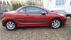 Peugeot 207 CC - 1.6 HDiF supergave cabrio met leder, trekhaak en airco. Zeer zuinige auto