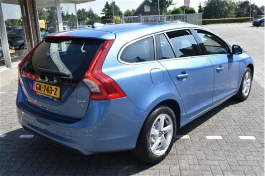 Volvo V60 - 2.0 D3 MOMENTUM BUSINESS Automaat/Navigatie/Camera - 1