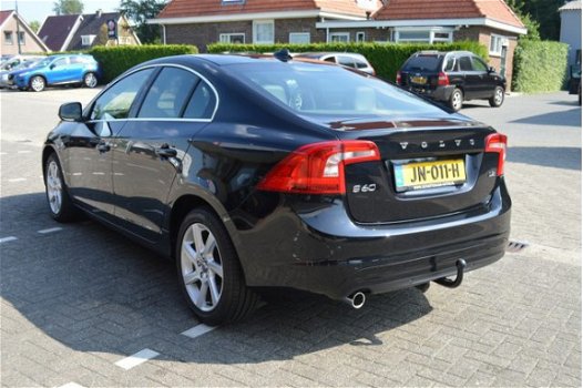 Volvo S60 - 1.6 D2 Momentum Navigatie/Leer/Trekhaak - 1