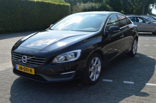 Volvo S60 - 1.6 D2 Momentum Navigatie/Leer/Trekhaak - 1