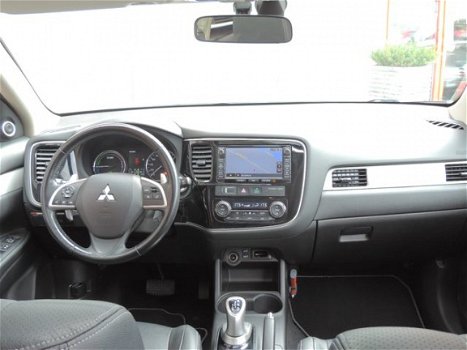 Mitsubishi Outlander - 2.0 PHEV Instyle+ (schuifdak, leer, navi, xenon) - 1