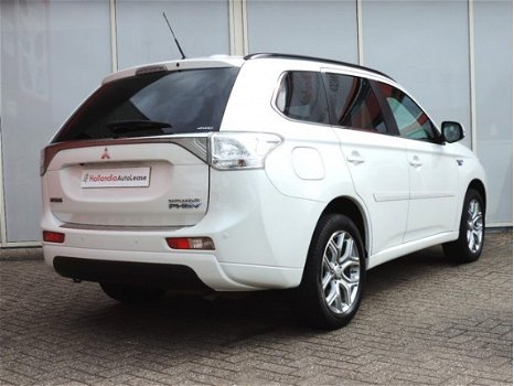 Mitsubishi Outlander - 2.0 PHEV Instyle+ (schuifdak, leer, navi, xenon) - 1