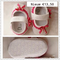 BABY DIOR SCHOENEN IN WIT BRODERIE MET FUCHSIA ROZE MAAT 18