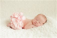 NEWBORN BABY PETTICOAT BROEKJE IN ROZE FOTOSHOOT