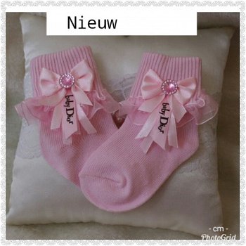 BABY DIOR SOKJES IN ROZE MET STRIKJE 0/6 MAANDEN OF 6/12 MAANDEN - 1