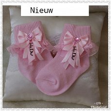 BABY DIOR SOKJES IN ROZE MET STRIKJE 0/6 MAANDEN OF 6/12 MAANDEN