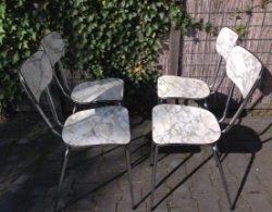 Verkocht ❤️ Set van 4 vintage formica keukenstoeltjes met tapstoelopende chroom pootjes