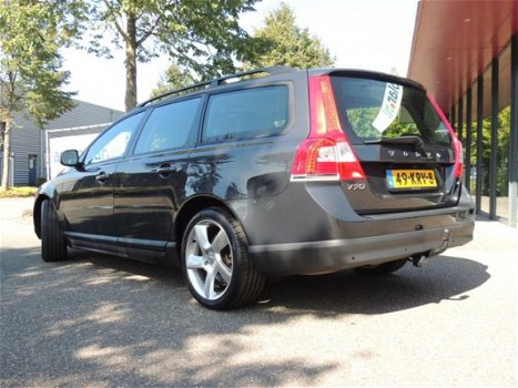 Volvo V70 - 2.0 145pk Edition Leder/Navi/Schuifdak/18inch - 1