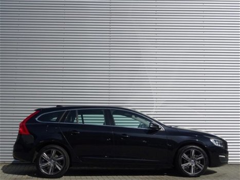 Volvo V60 - 1.6 D2 AUT. MOMENTUM / LEDER / 18 - 1