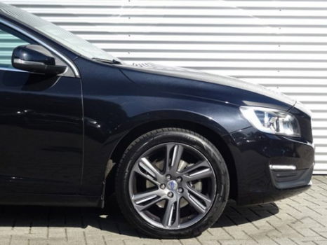 Volvo V60 - 1.6 D2 AUT. MOMENTUM / LEDER / 18 - 1