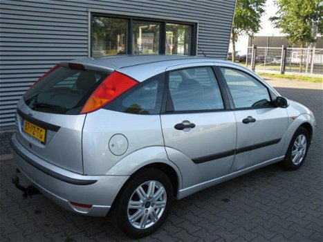 Ford Focus - 1.6-16V Futura+Airco/Leder/Navi/ Nieuwe APK 30-11-2020 - 1