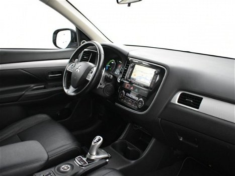 Mitsubishi Outlander - 2.0 PHEV INSTYLE *EXCL. BTW* + LEDER / SCHUIFDAK / NAVIGATIE / CAMERA - 1