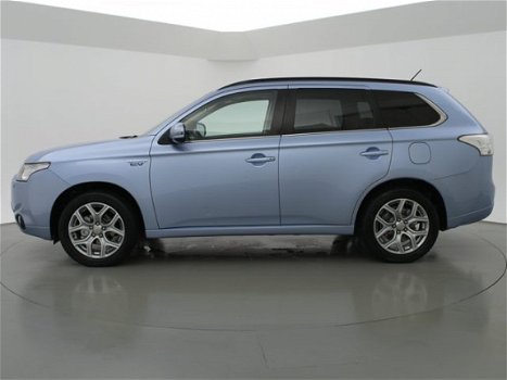 Mitsubishi Outlander - 2.0 PHEV INSTYLE *EXCL. BTW* + LEDER / SCHUIFDAK / NAVIGATIE / CAMERA - 1