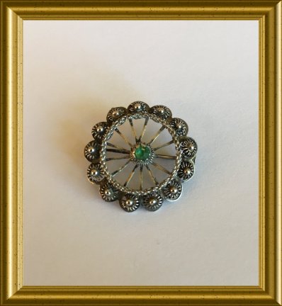 Oude zilveren broche met groen steentje - nr. 1