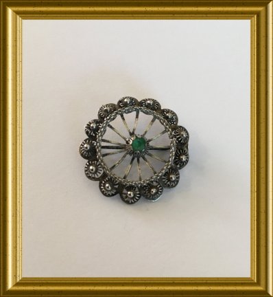 Oude zilveren broche met groen steentje - Afbeelding 2