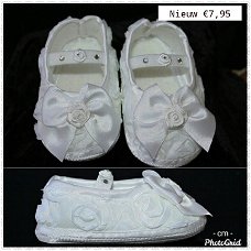 BABY SCHOENEN IN WIT MET ROOSJES EN KRISTAL MAAT 17/18