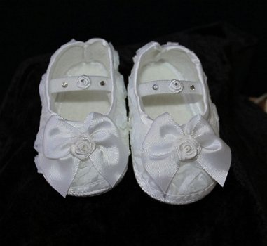 BABY SCHOENEN IN WIT MET ROOSJES EN KRISTAL MAAT 17/18 - 3