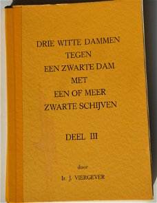 Drie witte dammen tegen een zwarte dam met één of meer zwarte schijven deel 3