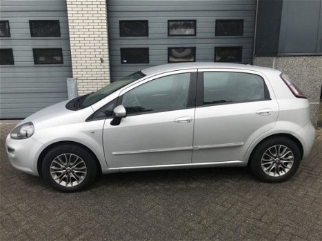 Fiat Punto Evo - 1.3 M-Jet Easy / Weinig kilometers (clim.C / LMV / MF lederen stuurwiel / Tomtom / - 1