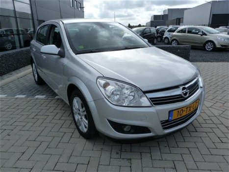 Opel Astra - 1.8 Executive Navi.Airco, Nap, EINDEJAARSAANBIEDING - 1